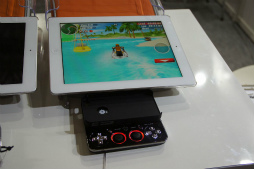 画像ギャラリー No.006のサムネイル画像 / ［TGS 2013］会場で見つけたiPhone用ゲームコントローラ「Bladepad」を紹介。スライド式で持ち運びラクチン，ボタンもなかなか本格派