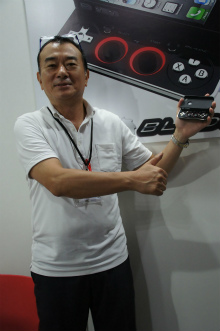 画像ギャラリー No.007のサムネイル画像 / ［TGS 2013］会場で見つけたiPhone用ゲームコントローラ「Bladepad」を紹介。スライド式で持ち運びラクチン，ボタンもなかなか本格派