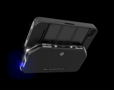 画像ギャラリー No.011のサムネイル画像 / ［TGS 2013］会場で見つけたiPhone用ゲームコントローラ「Bladepad」を紹介。スライド式で持ち運びラクチン，ボタンもなかなか本格派