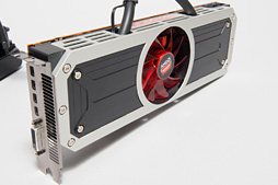 画像ギャラリー No.010のサムネイル画像 / 公称消費電力は脅威の500W。AMD,1499ドルのデュアルGPUカード「Radeon R9 295X2」を発表