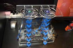 画像ギャラリー No.010のサムネイル画像 / ［COMPUTEX］PowerColor，世界初となる空冷R9 295X2仕様の新型「Devil 13」カードを展示