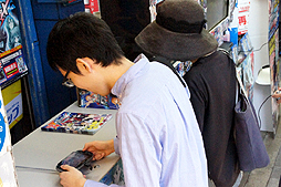 画像ギャラリー No.006のサムネイル画像 / 「電撃文庫 FIGHTING CLIMAX」，店頭体験会の初日をレポート。プロデューサー野中氏＆ディレクター寺田氏のミニインタビューも掲載
