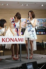 画像ギャラリー No.024のサムネイル画像 / BEMANIシリーズの最新アプリを体験できた「KONAMI App Premium Event」の様子をお届け。「Sweety」によるミニライブ＆トークショーも開催