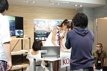 画像ギャラリー No.025のサムネイル画像 / BEMANIシリーズの最新アプリを体験できた「KONAMI App Premium Event」の様子をお届け。「Sweety」によるミニライブ＆トークショーも開催