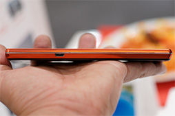 画像ギャラリー No.010のサムネイル画像 / 三辺狭額縁デザインが魅力のAQUOS ZETAやXperia Z2 Tabletをじっくりチェック。NTTドコモ2014夏モデルスマートフォンテストレポート(後編)
