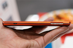 画像ギャラリー No.011のサムネイル画像 / 三辺狭額縁デザインが魅力のAQUOS ZETAやXperia Z2 Tabletをじっくりチェック。NTTドコモ2014夏モデルスマートフォンテストレポート(後編)