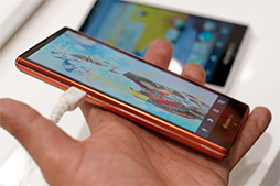 画像ギャラリー No.012のサムネイル画像 / 三辺狭額縁デザインが魅力のAQUOS ZETAやXperia Z2 Tabletをじっくりチェック。NTTドコモ2014夏モデルスマートフォンテストレポート(後編)