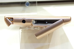 画像ギャラリー No.019のサムネイル画像 / 三辺狭額縁デザインが魅力のAQUOS ZETAやXperia Z2 Tabletをじっくりチェック。NTTドコモ2014夏モデルスマートフォンテストレポート(後編)