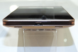 画像ギャラリー No.020のサムネイル画像 / 三辺狭額縁デザインが魅力のAQUOS ZETAやXperia Z2 Tabletをじっくりチェック。NTTドコモ2014夏モデルスマートフォンテストレポート(後編)