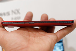 画像ギャラリー No.021のサムネイル画像 / 三辺狭額縁デザインが魅力のAQUOS ZETAやXperia Z2 Tabletをじっくりチェック。NTTドコモ2014夏モデルスマートフォンテストレポート(後編)
