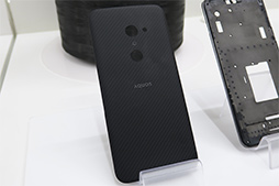 画像ギャラリー No.005のサムネイル画像 / シャープ，AQUOS初の有機ELパネル採用スマートフォン「AQUOS zero」を発表。Snapdragon 845と6GBメインメモリ採用のハイエンド端末