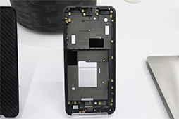 画像ギャラリー No.007のサムネイル画像 / シャープ，AQUOS初の有機ELパネル採用スマートフォン「AQUOS zero」を発表。Snapdragon 845と6GBメインメモリ採用のハイエンド端末