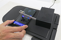 画像ギャラリー No.012のサムネイル画像 / シャープ，AQUOS初の有機ELパネル採用スマートフォン「AQUOS zero」を発表。Snapdragon 845と6GBメインメモリ採用のハイエンド端末