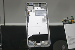画像ギャラリー No.008のサムネイル画像 / 5.2インチ液晶パネル搭載のハイスペックスマートフォン「AQUOS R2 Compact」をシャープが発表。2019年1月にソフトバンクから発売に