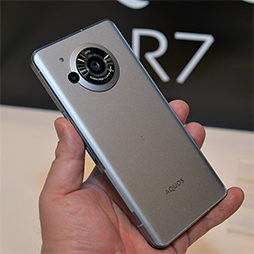 画像ギャラリー No.003のサムネイル画像 / 写真で見る「AQUOS R7」。カメラとディスプレイの2大強化ポイントをチェックする