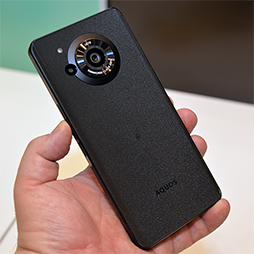 画像ギャラリー No.004のサムネイル画像 / 写真で見る「AQUOS R7」。カメラとディスプレイの2大強化ポイントをチェックする