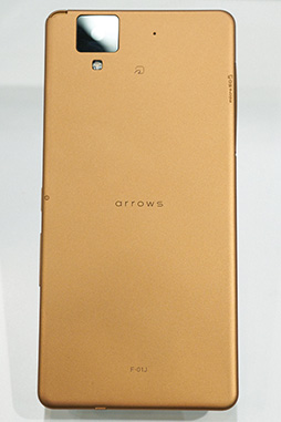 画像ギャラリー No.004のサムネイル画像 / NTTドコモ冬モデル「arrows NX」&「V20 PRO」テストレポート。堅牢性重視のミドルクラスと高音質サウンドが魅力のハイエンド端末をチェック