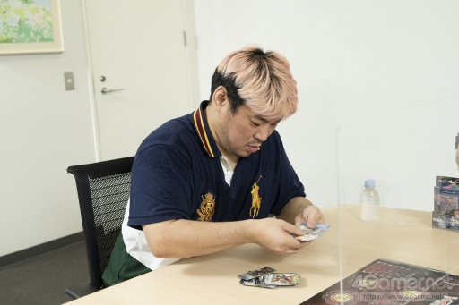 画像ギャラリー No.012のサムネイル画像 / 【PR】はじめての「カードファイト!! ヴァンガード」第1回:ダンちゃんこと男色ディーノ選手,声優の森嶋秀太さんにゲームの遊び方を学ぶ