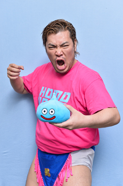 画像ギャラリー No.002のサムネイル画像 / 負けたら即引退！「DQMSL」DDT高木社長vs.男色ディーノ選手――こいつら戦いながら新バージョン6を紹介してやがる……！
