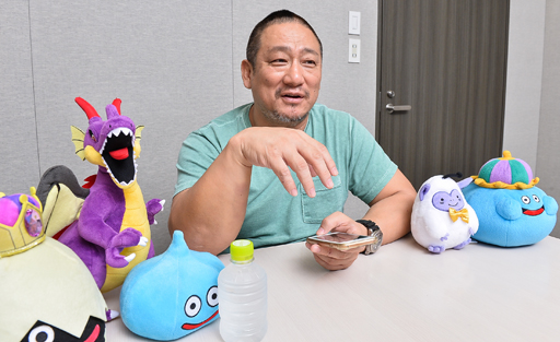 画像ギャラリー No.003のサムネイル画像 / 負けたら即引退！「DQMSL」DDT高木社長vs.男色ディーノ選手――こいつら戦いながら新バージョン6を紹介してやがる……！