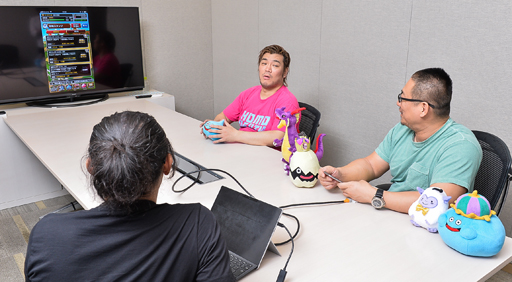 画像ギャラリー No.008のサムネイル画像 / 負けたら即引退！「DQMSL」DDT高木社長vs.男色ディーノ選手――こいつら戦いながら新バージョン6を紹介してやがる……！