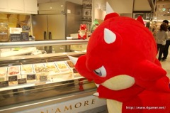画像ギャラリー No.042のサムネイル画像 / 100万円の純金製オラゴンは開店直後に御成約。渋谷マルイに本日オープンした期間限定ショップ「モンスト物産展」のメディア向け内覧会をレポート
