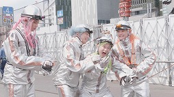 画像ギャラリー No.012のサムネイル画像 / 「モンスト」の新CM“アルバイト篇”が放送開始。宇宙人に扮した満島真之介さんらがスマホを手に入れるためアルバイトに励む