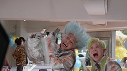 画像ギャラリー No.013のサムネイル画像 / 「モンスト」の新CM“アルバイト篇”が放送開始。宇宙人に扮した満島真之介さんらがスマホを手に入れるためアルバイトに励む