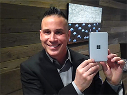 画像ギャラリー No.002のサムネイル画像 / 2画面に最適化したゲームも登場? Microsoftの2画面スマホ「Surface Duo 2」