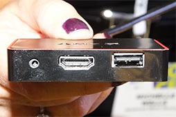 画像ギャラリー No.007のサムネイル画像 / ［CES 2014］これからのデスクトップPCは「テレビの上に置く」のがトレンド？ AMD，大型スマホサイズの超小型デスクトップPCを披露