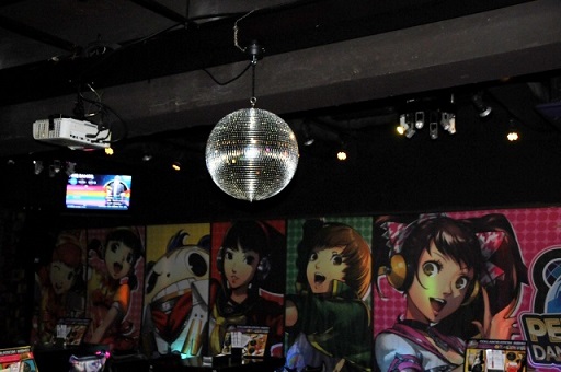 画像ギャラリー No.001のサムネイル画像 / 大スクリーンで行われた「ペルソナ4 ダンシング・オールナイト」試遊会をレポート。パセラコラボカフェが7月20日まで開催中