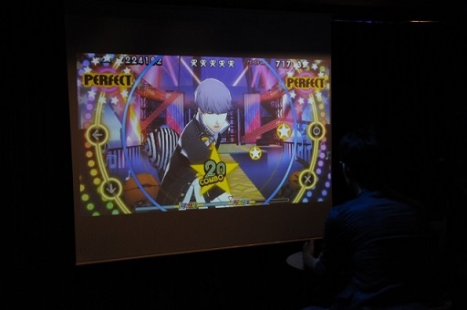 画像ギャラリー No.007のサムネイル画像 / 大スクリーンで行われた「ペルソナ4 ダンシング・オールナイト」試遊会をレポート。パセラコラボカフェが7月20日まで開催中