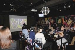 画像ギャラリー No.019のサムネイル画像 / 大スクリーンで行われた「ペルソナ4 ダンシング・オールナイト」試遊会をレポート。パセラコラボカフェが7月20日まで開催中