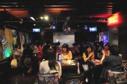 画像ギャラリー No.020のサムネイル画像 / 大スクリーンで行われた「ペルソナ4 ダンシング・オールナイト」試遊会をレポート。パセラコラボカフェが7月20日まで開催中