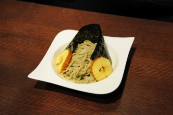 画像ギャラリー No.031のサムネイル画像 / 大スクリーンで行われた「ペルソナ4 ダンシング・オールナイト」試遊会をレポート。パセラコラボカフェが7月20日まで開催中