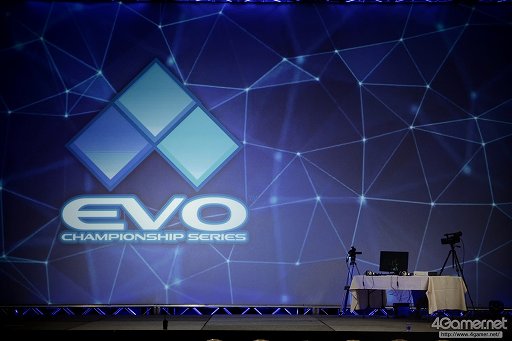 画像ギャラリー No.004のサムネイル画像 / ［EVO2015］「P4U2」で超選手が優勝，「ウルIV」日本勢からときど選手，ももち選手，aiai選手，ネモ選手の4人がベスト8へ。EVO初日まとめ
