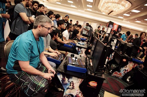 画像ギャラリー No.019のサムネイル画像 / ［EVO2015］「P4U2」で超選手が優勝，「ウルIV」日本勢からときど選手，ももち選手，aiai選手，ネモ選手の4人がベスト8へ。EVO初日まとめ