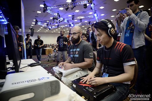 画像ギャラリー No.045のサムネイル画像 / ［EVO2015］「P4U2」で超選手が優勝，「ウルIV」日本勢からときど選手，ももち選手，aiai選手，ネモ選手の4人がベスト8へ。EVO初日まとめ