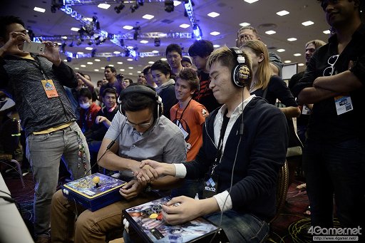 画像ギャラリー No.055のサムネイル画像 / ［EVO2015］「P4U2」で超選手が優勝，「ウルIV」日本勢からときど選手，ももち選手，aiai選手，ネモ選手の4人がベスト8へ。EVO初日まとめ