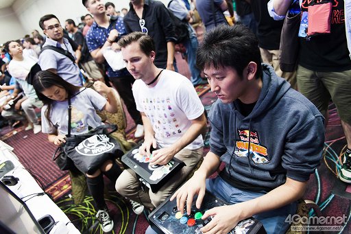画像ギャラリー No.080のサムネイル画像 / ［EVO2015］「P4U2」で超選手が優勝，「ウルIV」日本勢からときど選手，ももち選手，aiai選手，ネモ選手の4人がベスト8へ。EVO初日まとめ