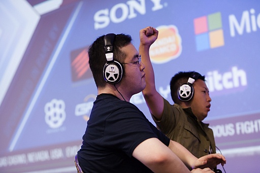 画像ギャラリー No.104のサムネイル画像 / ［EVO2015］「P4U2」で超選手が優勝，「ウルIV」日本勢からときど選手，ももち選手，aiai選手，ネモ選手の4人がベスト8へ。EVO初日まとめ
