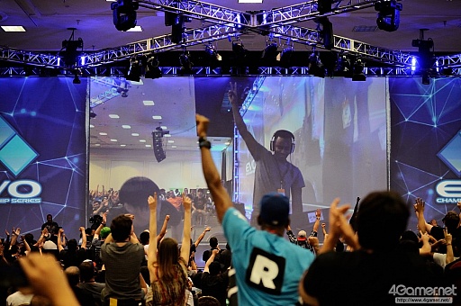 画像ギャラリー No.131のサムネイル画像 / ［EVO2015］「P4U2」で超選手が優勝，「ウルIV」日本勢からときど選手，ももち選手，aiai選手，ネモ選手の4人がベスト8へ。EVO初日まとめ