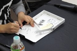 画像ギャラリー No.013のサムネイル画像 / コスプレイヤーの激写イベントと開発者サイン会にファンが集結。「カデンツァ フェルマータ アコルト：フォルテシモ」発売記念イベントレポート