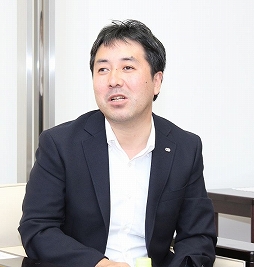 画像ギャラリー No.006のサムネイル画像 / 北海道ツアーで数々の名馬を鑑賞した競馬ゲームPR大使と,6周年を迎える「100万人のWinning Post」のプロデューサー・山口英久氏にインタビュー