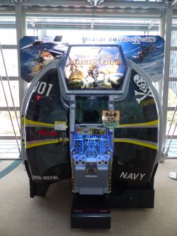 画像ギャラリー No.003のサムネイル画像 / ドーム型筐体の中に大空が広がる，新作アーケードシューティング「マッハストーム」。そのプレイフィールを，開発ディレクターのコメントと共にお届け