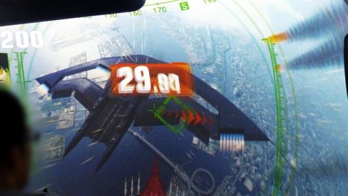 画像ギャラリー No.016のサムネイル画像 / ドーム型筐体の中に大空が広がる，新作アーケードシューティング「マッハストーム」。そのプレイフィールを，開発ディレクターのコメントと共にお届け