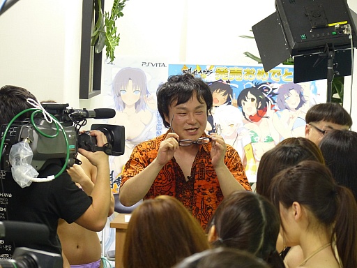 画像ギャラリー No.008のサムネイル画像 / 高木謙一郎氏とイジリー岡田さんが，グラビアアイドルの爆乳ゲームに大興奮。「閃乱カグラ ESTIVAL VERSUS -少女達の選択-」のニコ生放送をレポート