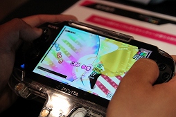 画像ギャラリー No.012のサムネイル画像 / 「IA/VT -COLORFUL-」のプレイアブルバージョンが「ニコニコ超会議2015」に出展。シンプルかつメリハリのある操作感を体験してきた