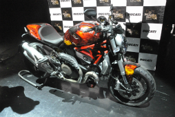 画像ギャラリー No.003のサムネイル画像 / 「モンスターハンター」とドゥカティによるコラボバイクが登場。辻本良三プロデューサーや釈 由美子さん,永井 大さんが登壇したイベントをレポート