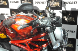 画像ギャラリー No.004のサムネイル画像 / 「モンスターハンター」とドゥカティによるコラボバイクが登場。辻本良三プロデューサーや釈 由美子さん,永井 大さんが登壇したイベントをレポート